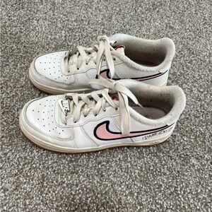 Nike Kids Low-Top Sneakers in Cream with Pink Swoosh